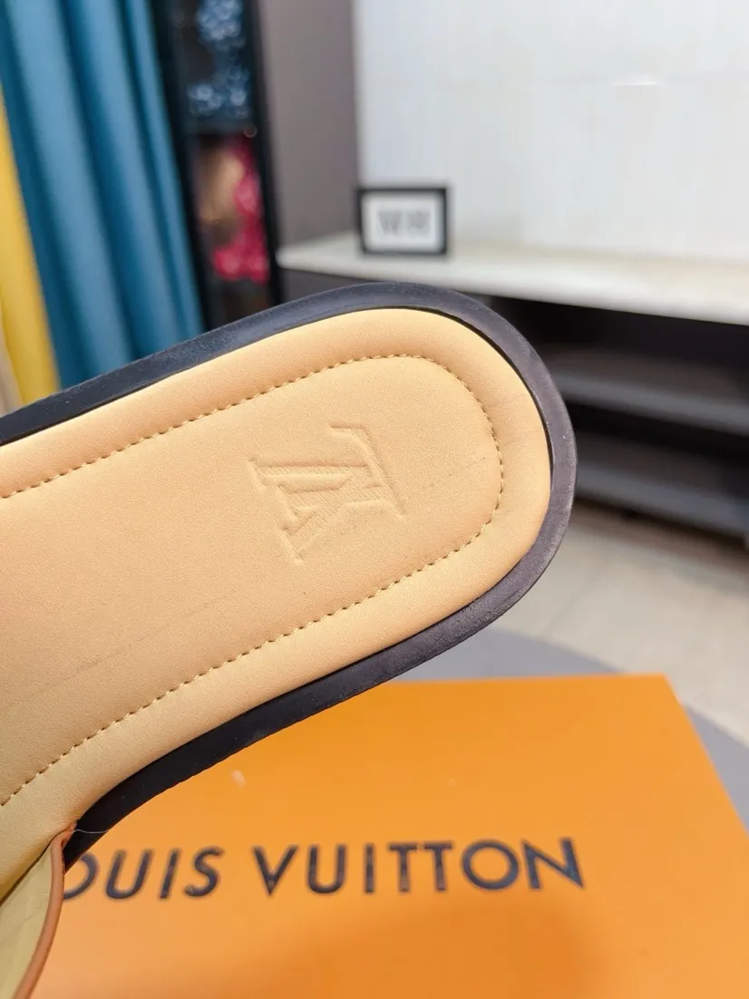 Men's men's shoes 💰360🌸🌸LV medium men's spring and summer slippers counter synchronization. The uppers are imported from Italy with open edge beads and color-changing logo graphics. High-quality craftsmanship. Soles: Original soles specially provided by the original factory. Exclusive molded soles are super comfortable. Original factory single goods. 🔍🔍High quality. You can enter and exit the counter at will. Welcome to compare. Size 38-45